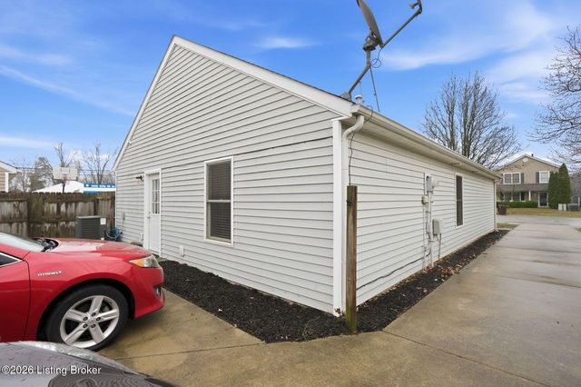 6103 Maravian Dr, Louisville, KY 40258