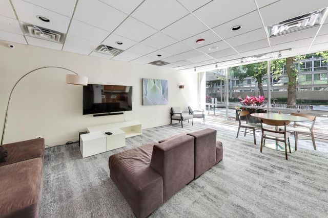 2930 N Sheridan Road 702, Chicago, IL 60657