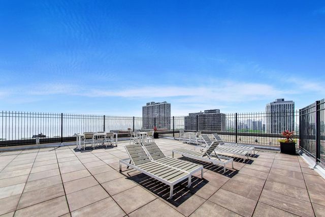 2930 N Sheridan Road 702, Chicago, IL 60657