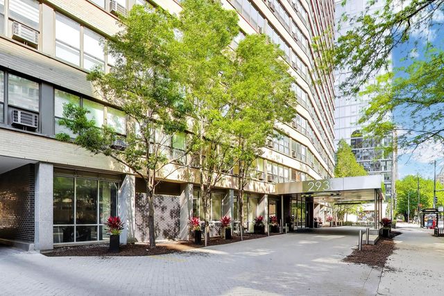 2930 N Sheridan Road 702, Chicago, IL 60657