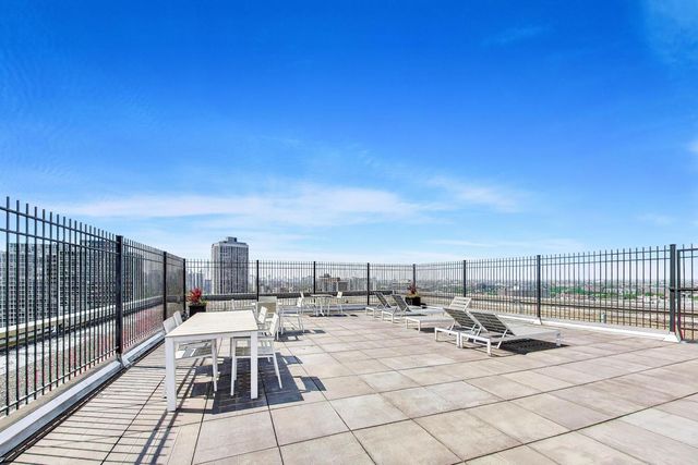 2930 N Sheridan Road 702, Chicago, IL 60657