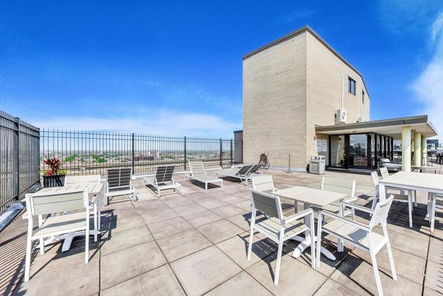 2930 N Sheridan Road 702, Chicago, IL 60657