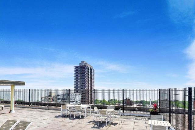 2930 N Sheridan Road 702, Chicago, IL 60657
