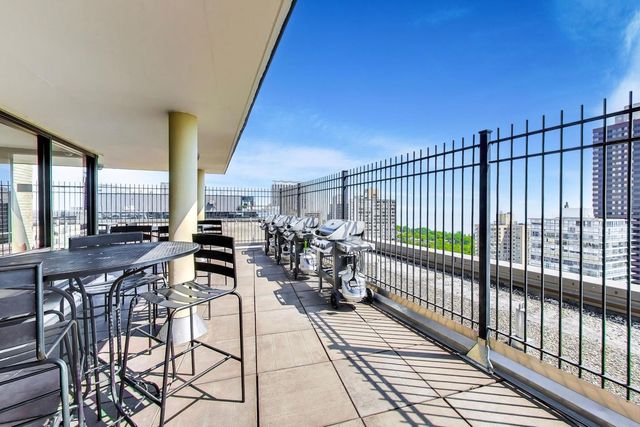 2930 N Sheridan Road 702, Chicago, IL 60657