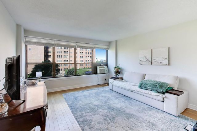2930 N Sheridan Road 702, Chicago, IL 60657