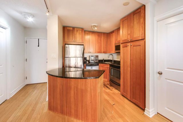2930 N Sheridan Road 702, Chicago, IL 60657
