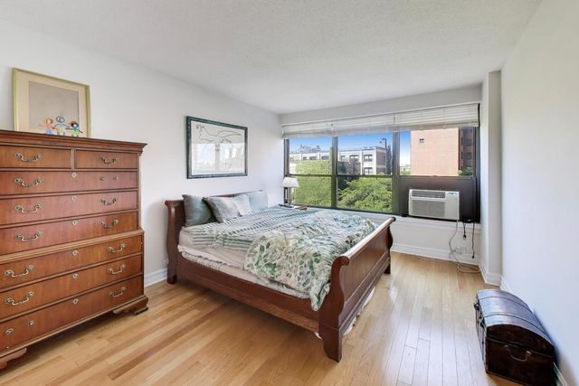 2930 N Sheridan Road 702, Chicago, IL 60657