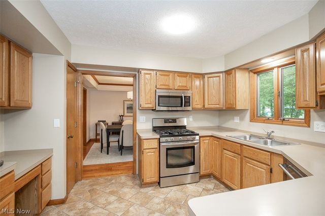 578 Red Oak Lane, Bay Village, OH 44140