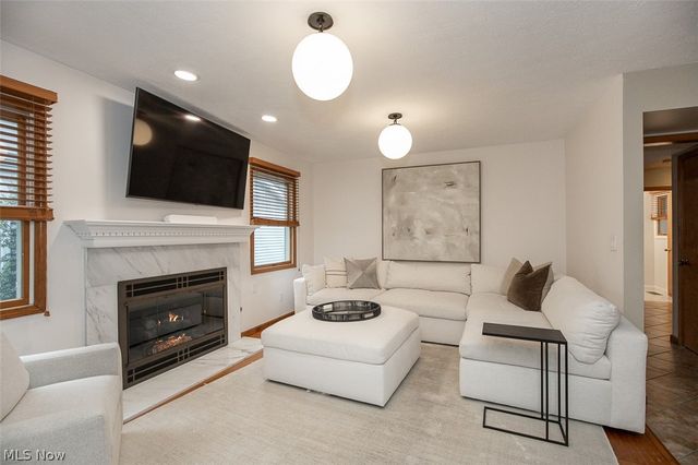 578 Red Oak Lane, Bay Village, OH 44140