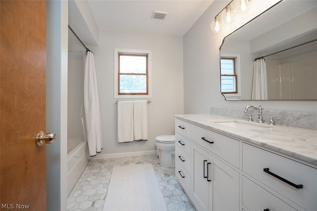 578 Red Oak Lane, Bay Village, OH 44140
