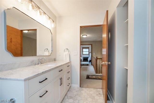 578 Red Oak Lane, Bay Village, OH 44140