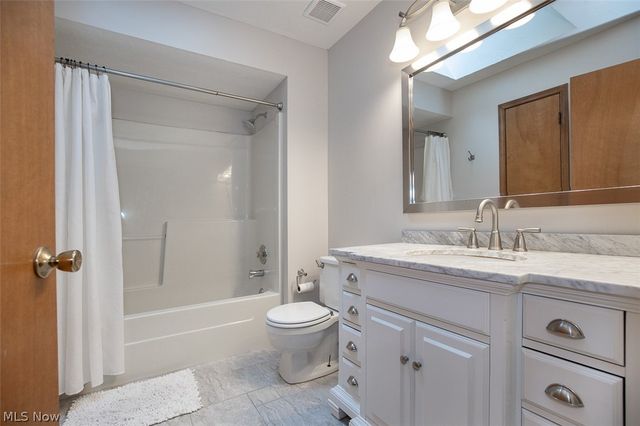 578 Red Oak Lane, Bay Village, OH 44140