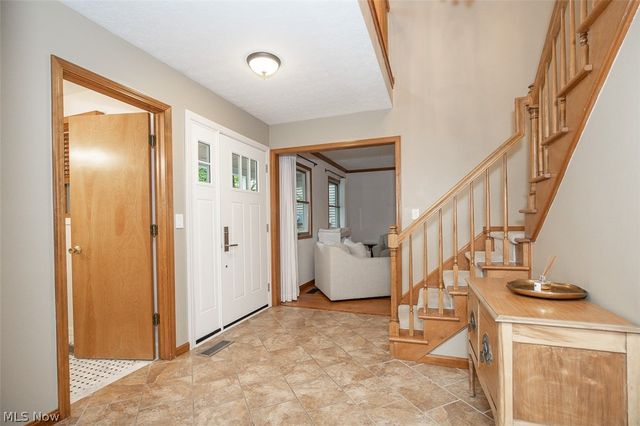 578 Red Oak Lane, Bay Village, OH 44140