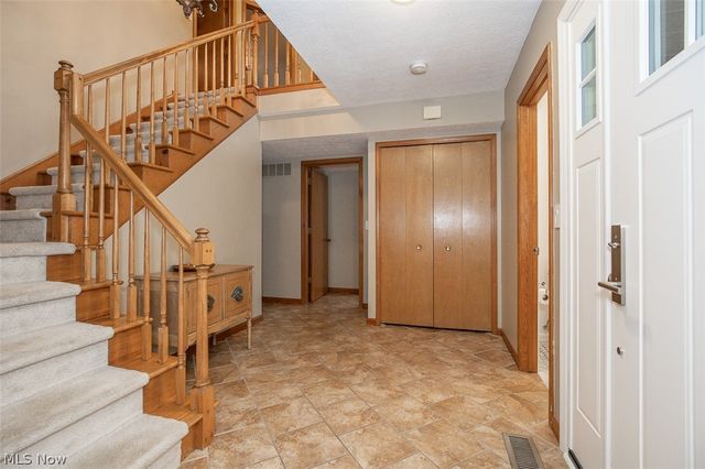 578 Red Oak Lane, Bay Village, OH 44140