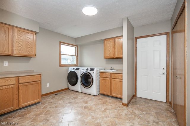 578 Red Oak Lane, Bay Village, OH 44140