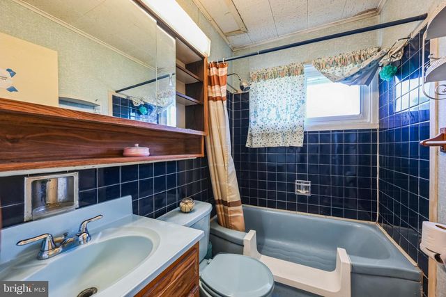 23 NEW POND LN, Levittown, PA 19054