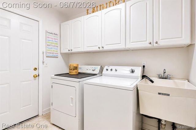 1962 Canary Court, Troy, MI 48084