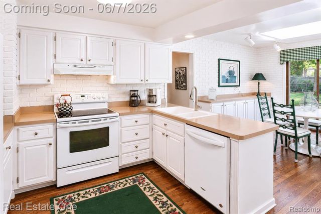 1962 Canary Court, Troy, MI 48084