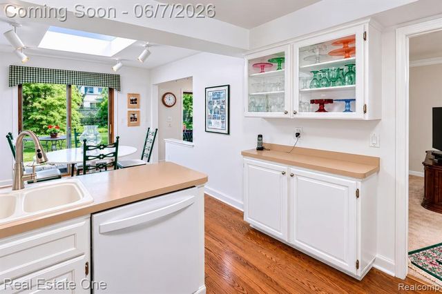 1962 Canary Court, Troy, MI 48084