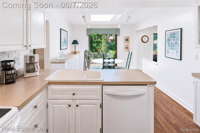 1962 Canary Court, Troy, MI 48084
