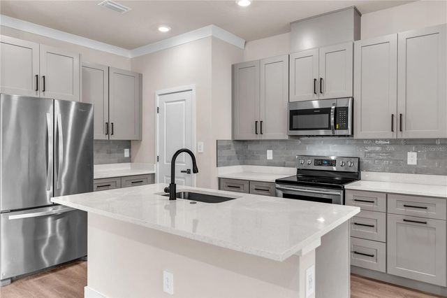 2203 W LOWRY AVENUE, Plant City, FL 33563