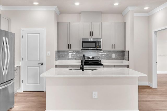 2203 W LOWRY AVENUE, Plant City, FL 33563