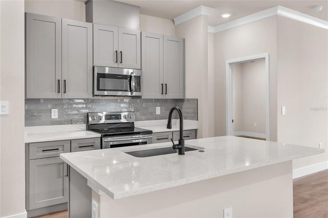 2203 W LOWRY AVENUE, Plant City, FL 33563