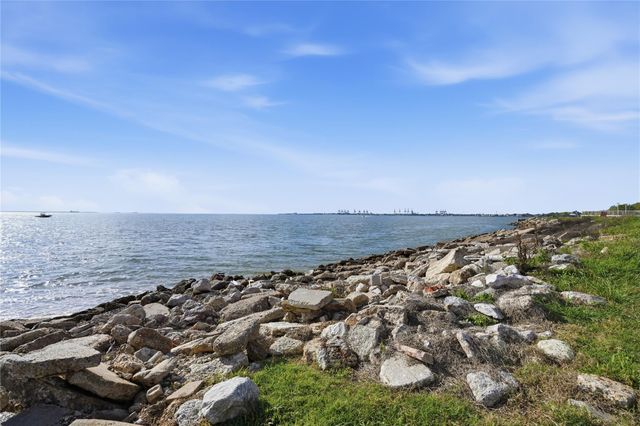 709 N Bayshore Drive, La Porte, TX 77571