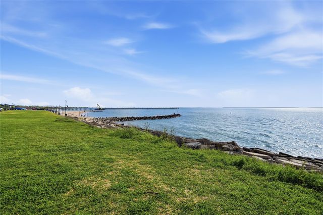 709 N Bayshore Drive, La Porte, TX 77571