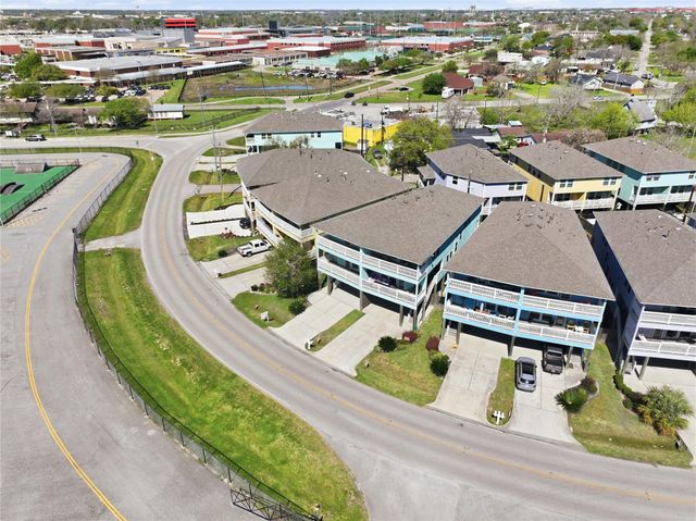 709 N Bayshore Drive, La Porte, TX 77571