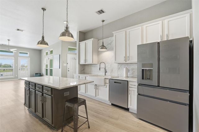 709 N Bayshore Drive, La Porte, TX 77571