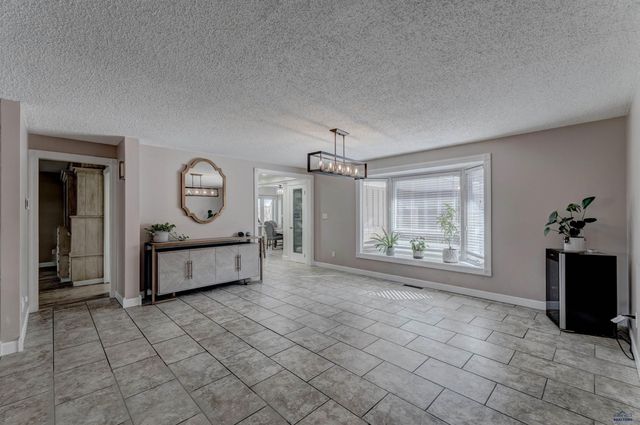 3909 RIDGEMOOR DR, Rapid City, SD 57702