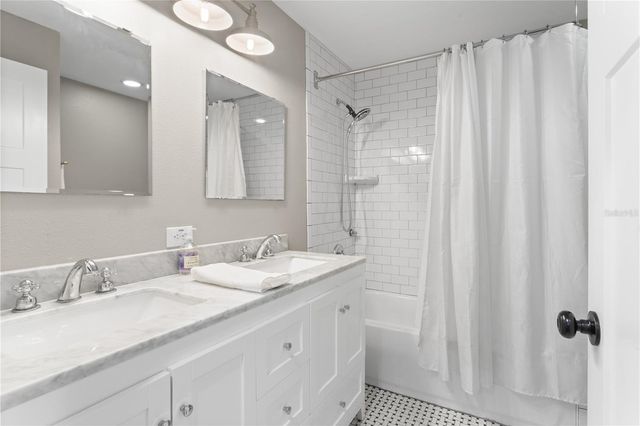 117 W GIDDENS AVENUE, Tampa, FL 33603