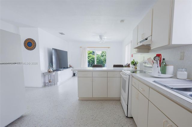 10 NW 60th Ct, Miami, FL 33126