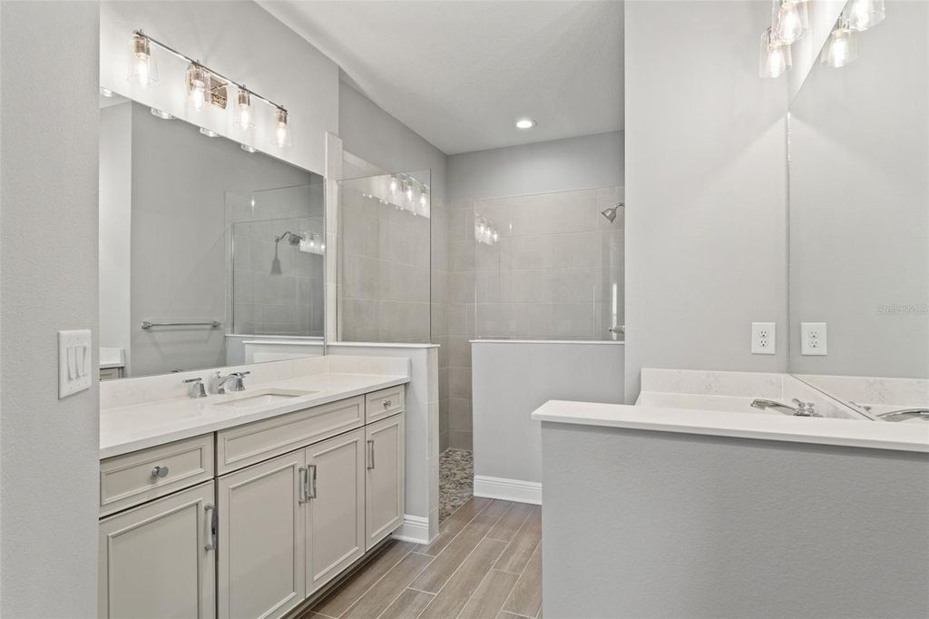 Image 12 of property listing at 2126 SYLVESTER PALM LANE, Bradenton, FL 34212