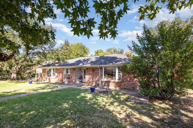 2015 Woods Drive, Arlington, TX 76010