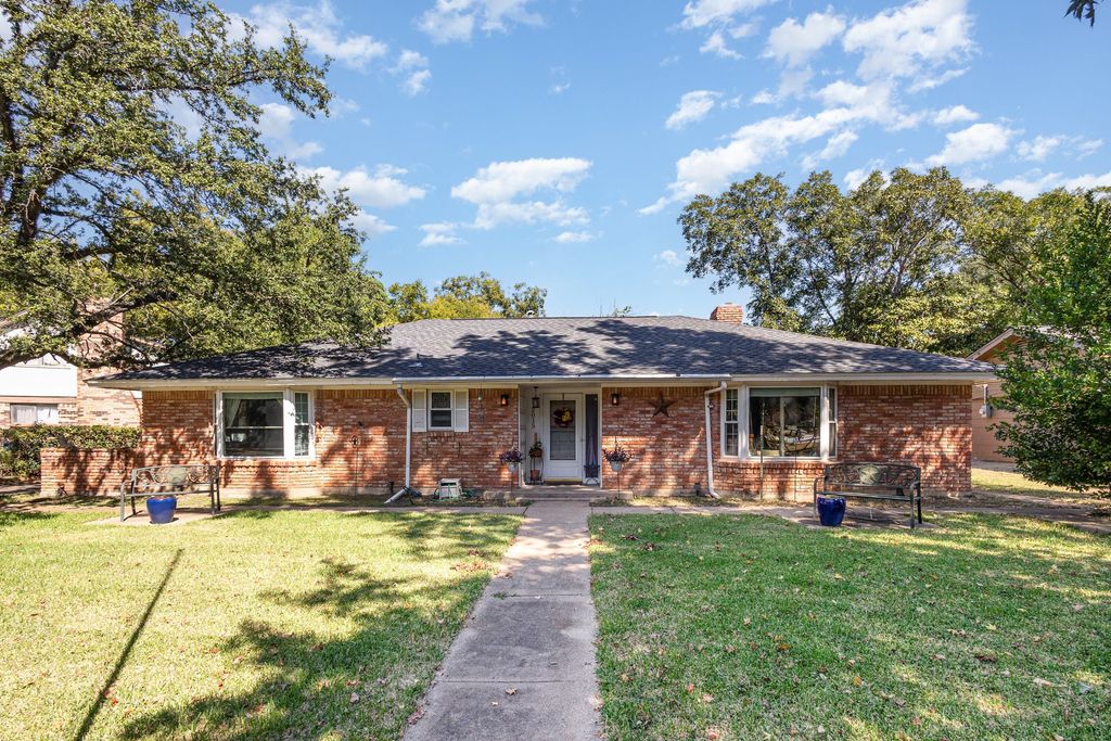 2015 Woods Drive, Arlington, TX 76010