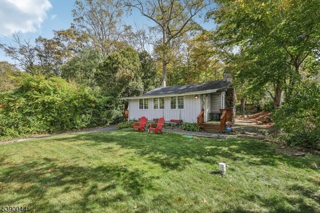 8 Woodland Rd, Ringwood Boro, NJ 07456