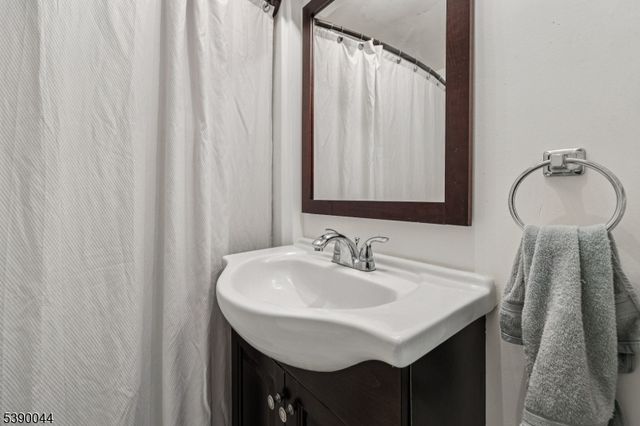 8 Woodland Rd, Ringwood Boro, NJ 07456