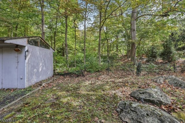 8 Woodland Rd, Ringwood Boro, NJ 07456