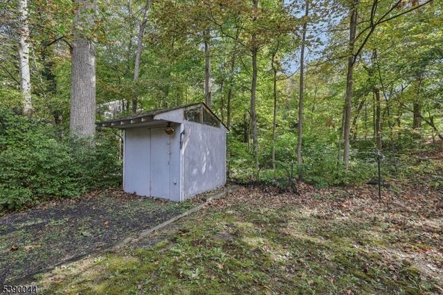 8 Woodland Rd, Ringwood Boro, NJ 07456