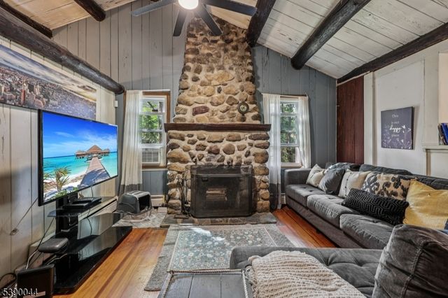 8 Woodland Rd, Ringwood Boro, NJ 07456