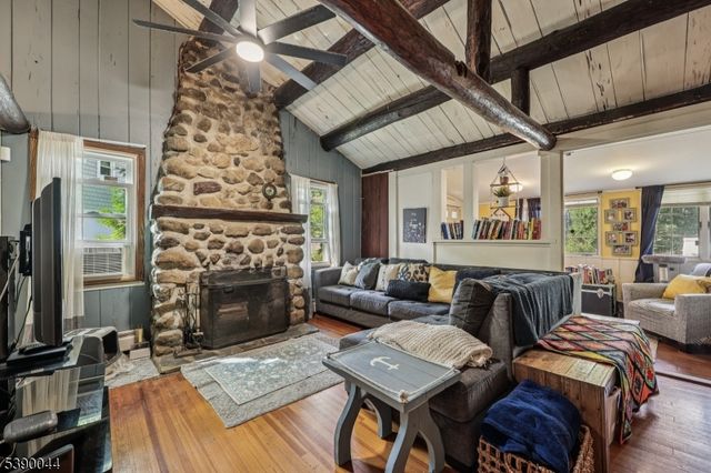 8 Woodland Rd, Ringwood Boro, NJ 07456