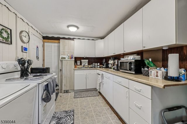 8 Woodland Rd, Ringwood Boro, NJ 07456