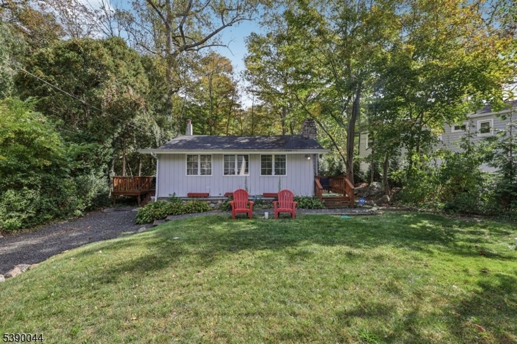 8 Woodland Rd, Ringwood Boro, NJ 07456