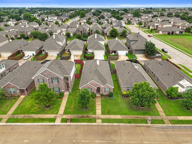 617 Wounded Knee Drive, Aubrey, TX 76227