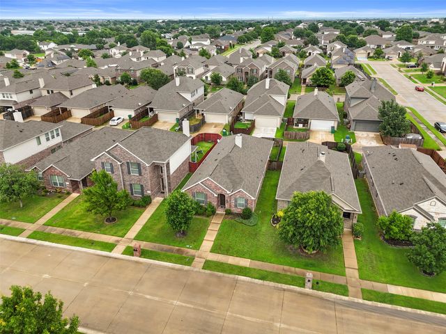 617 Wounded Knee Drive, Aubrey, TX 76227