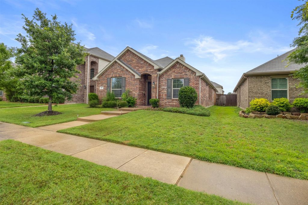 617 Wounded Knee Drive, Aubrey, TX 76227