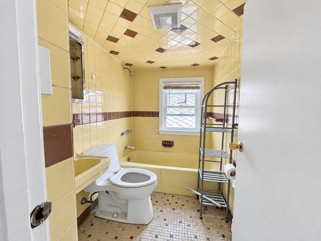 2 Laban Pratt Rd 2, Boston, MA 02122