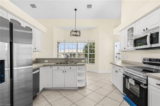 423 SE 17th TER, Cape Coral, FL 33990